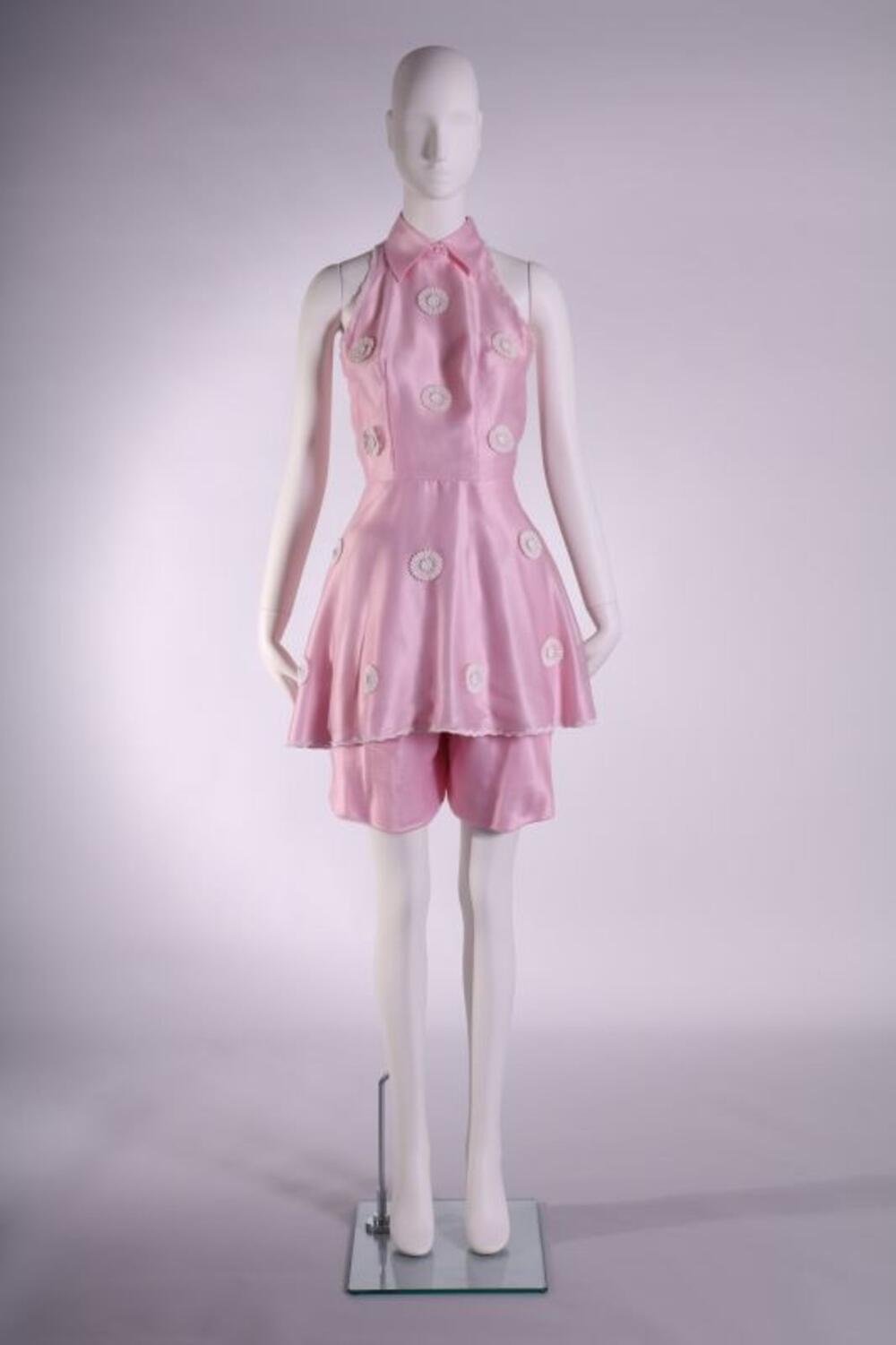 Mini-cocktailjurk in roze satijn met witte nylon overtrokken en bijhorend broekje