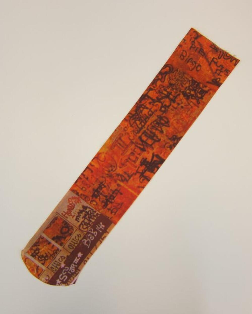 Kous in orange nylon met grafitti print