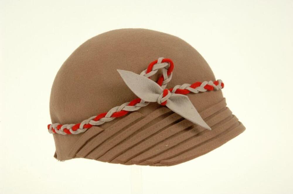 Hoed in beige vilt met gevlochten linten in rood en grijs
