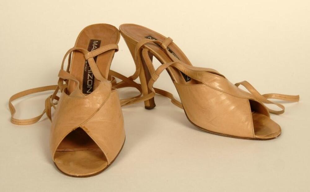 Open schoenen in natuurleer met kruissluiting rond het been