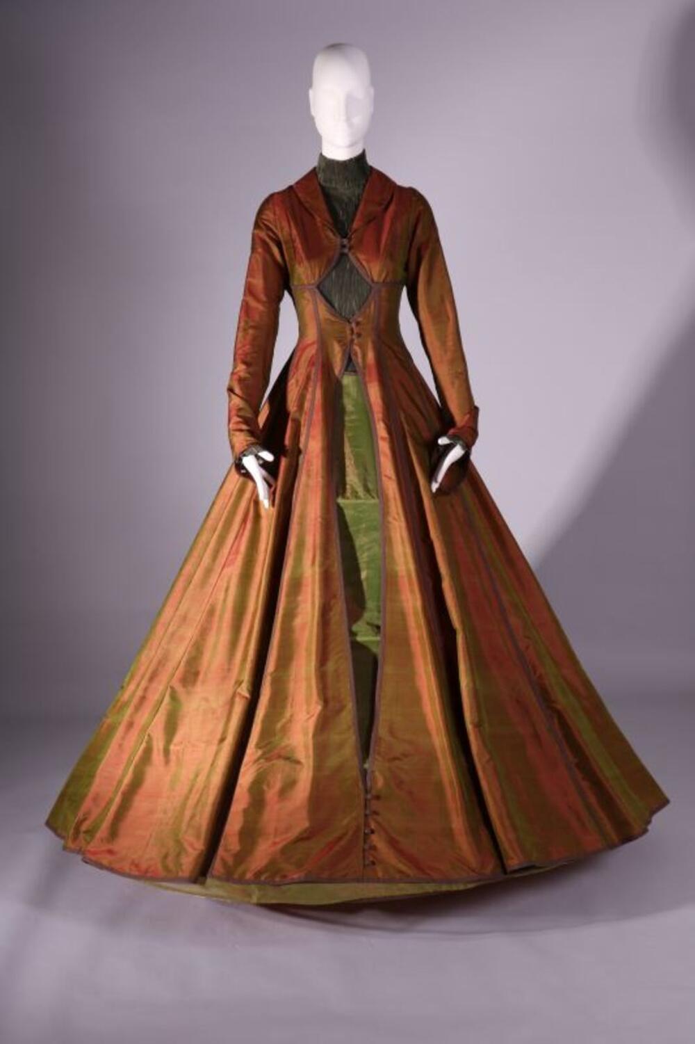 Ensemble bestaande uit onderjurk in groen,  jurk in roestbruine organza en crinoline