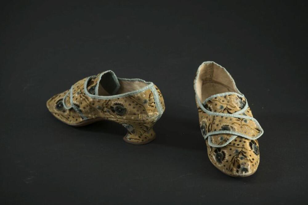Schoenen in fluweel met ingeweven bloemmotief