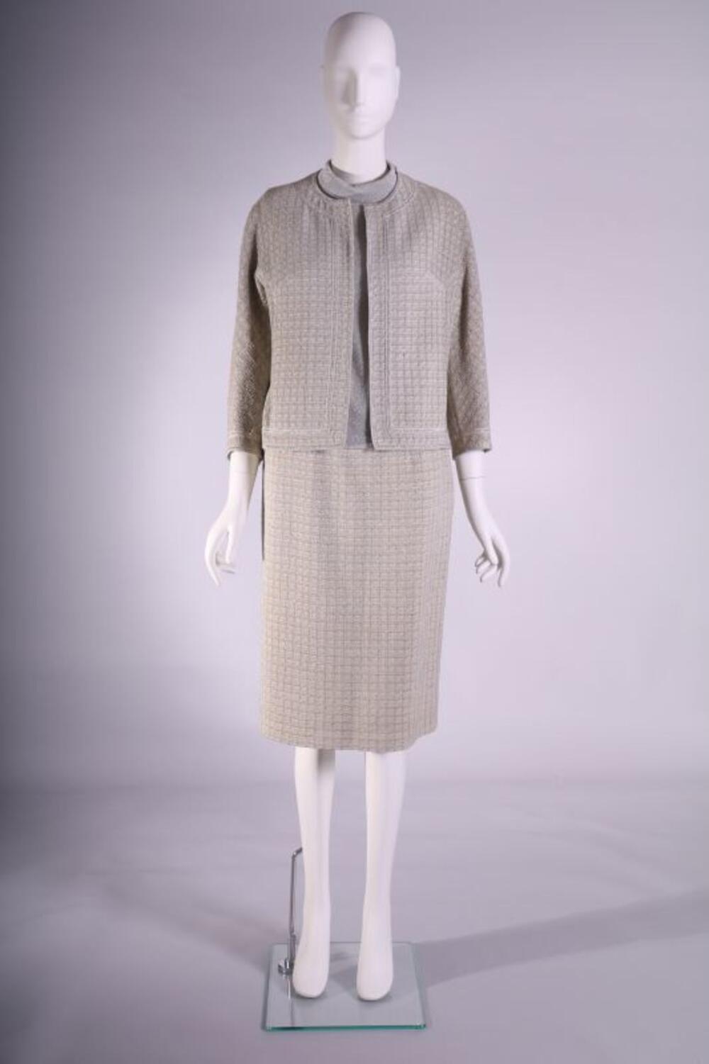 Ensemble bestaande uit blouse in zilverkleur, jasje en rok in zilverkleurig en greige tricot met…
