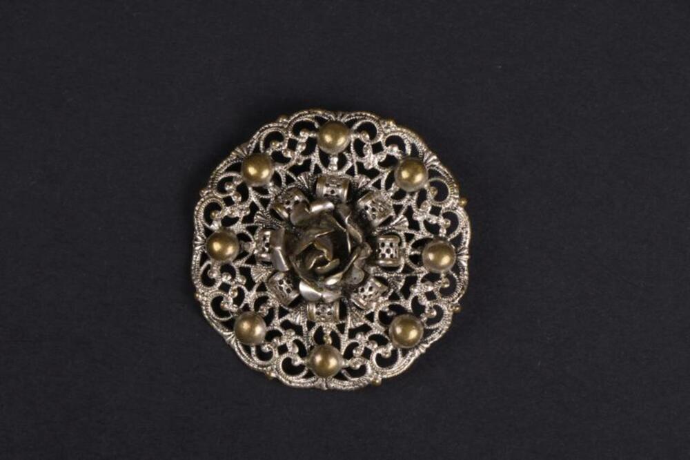 Ronde broche in metaal