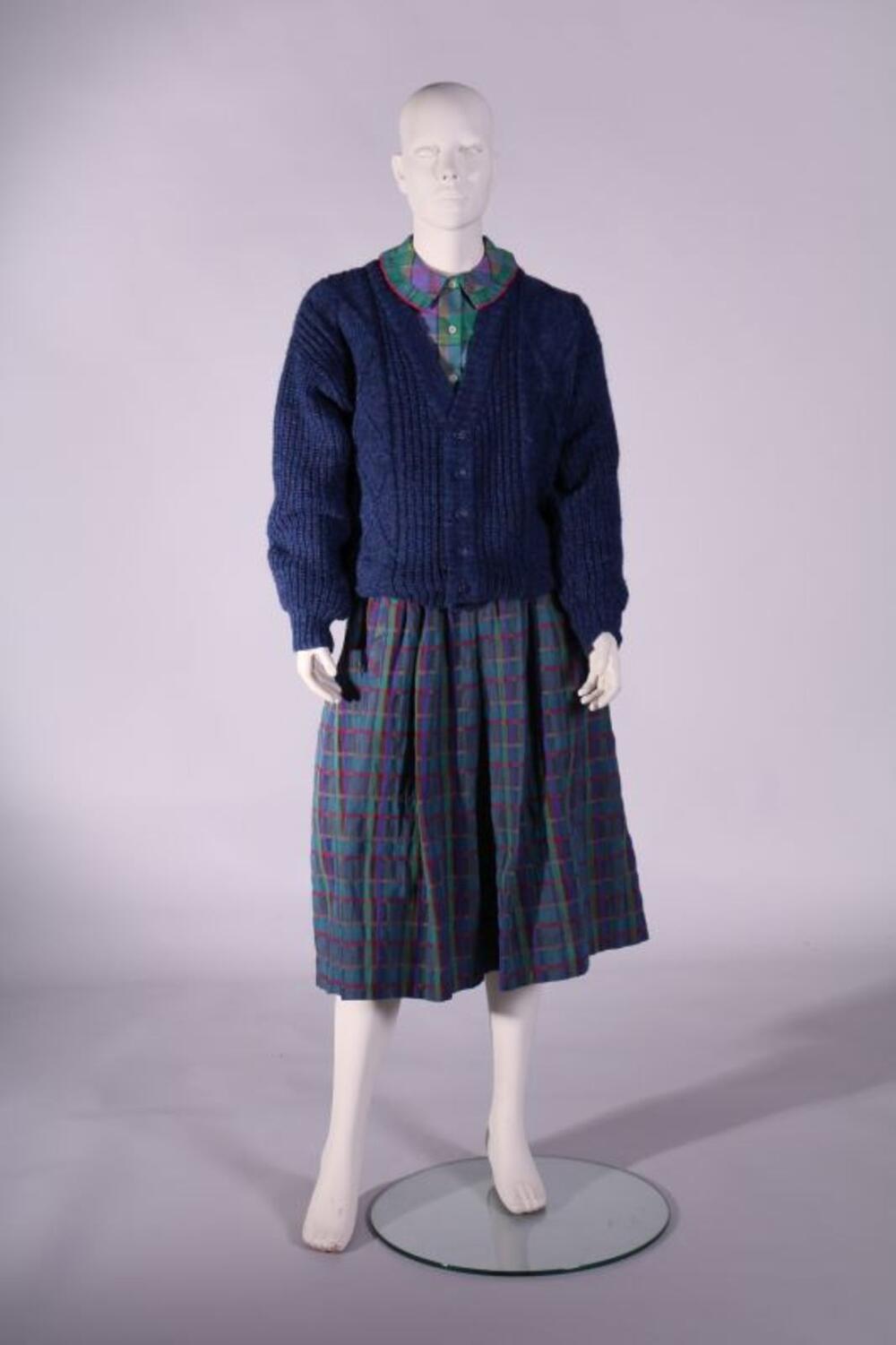 Ensemble bestaande uit cardigan, overhemd en rok in blauwe en groene kleuren