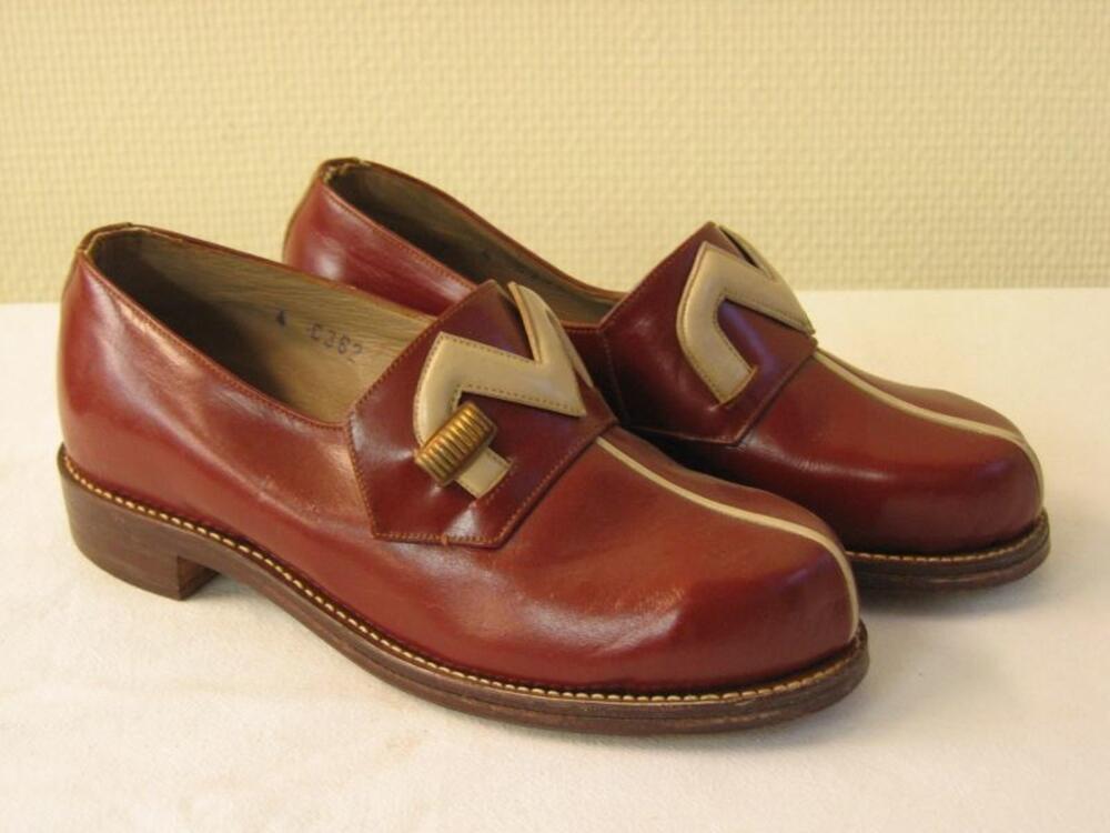 Schoenen in roestbruin leer met beige versiering