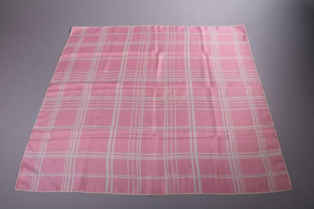 Vierkante halsdoek roze zijde met witte ruit.