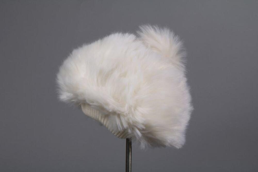 Muts in witte imitatiebont met pompon