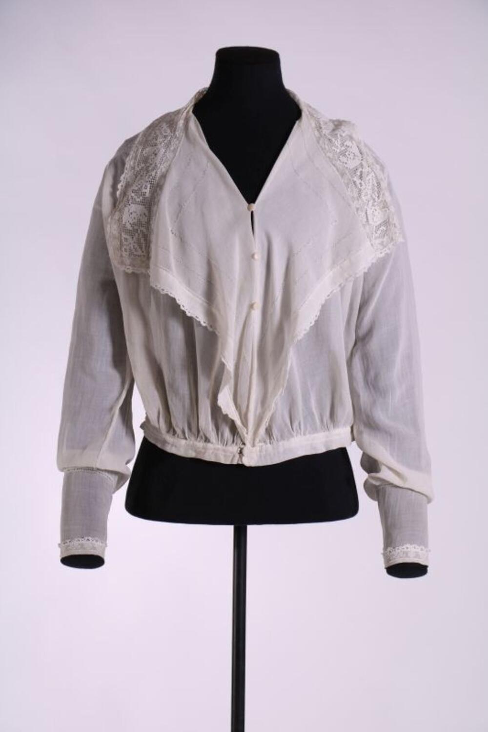 Blouse in ecrukleurige katoen versierd met kant