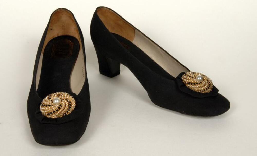 Schoenen met zwarte crêpe overtrokken met op de teen een versiering van parels en kleine strasstenen
