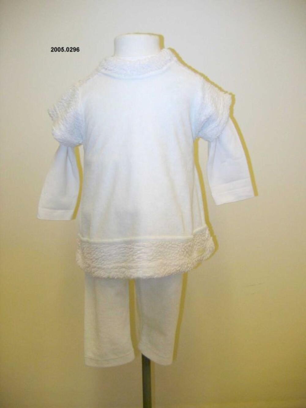 Doopensemble in witte stof bestaande uit mantel, jurk, broek en T-shirt