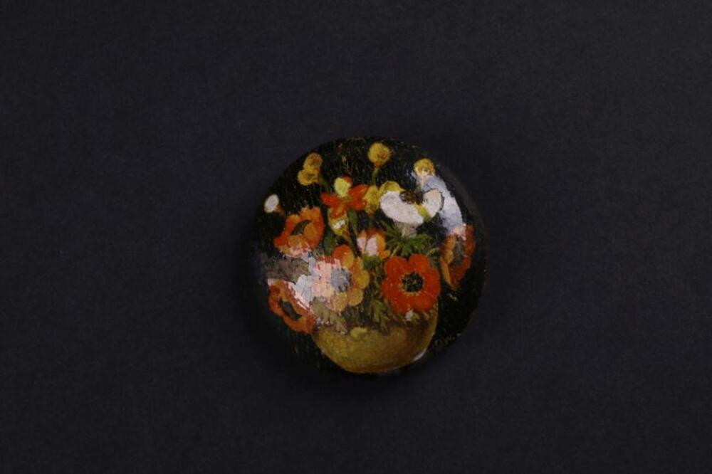 Zwarte broche met stilleven