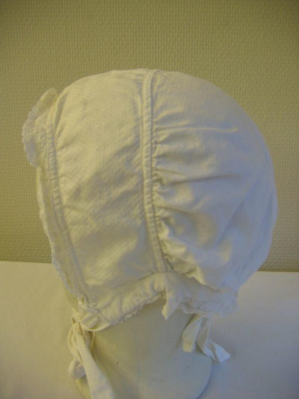 Huismuts in witte katoen met broderie