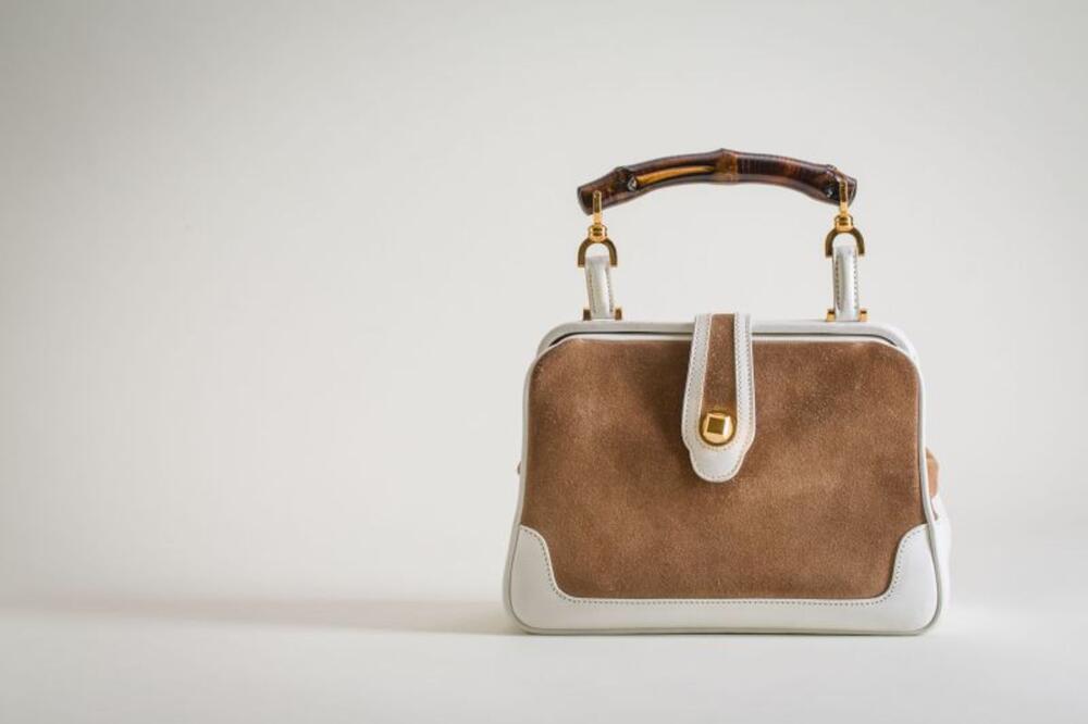 Ensemble bestaande uit natuurkleurige suède handtas, spiegel, portefeuille en bijhorende zak