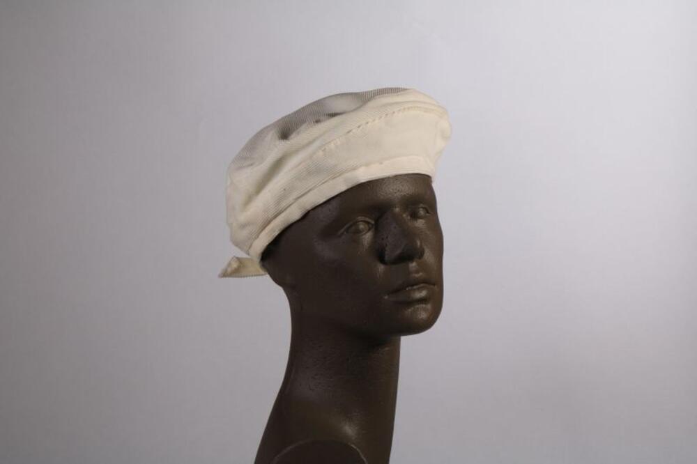 Baret in witte geribde fluweel