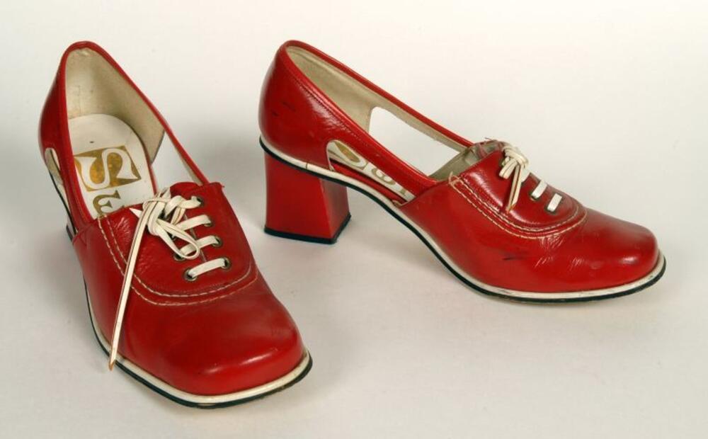 Rood gelakte schoenen met witte afwerking