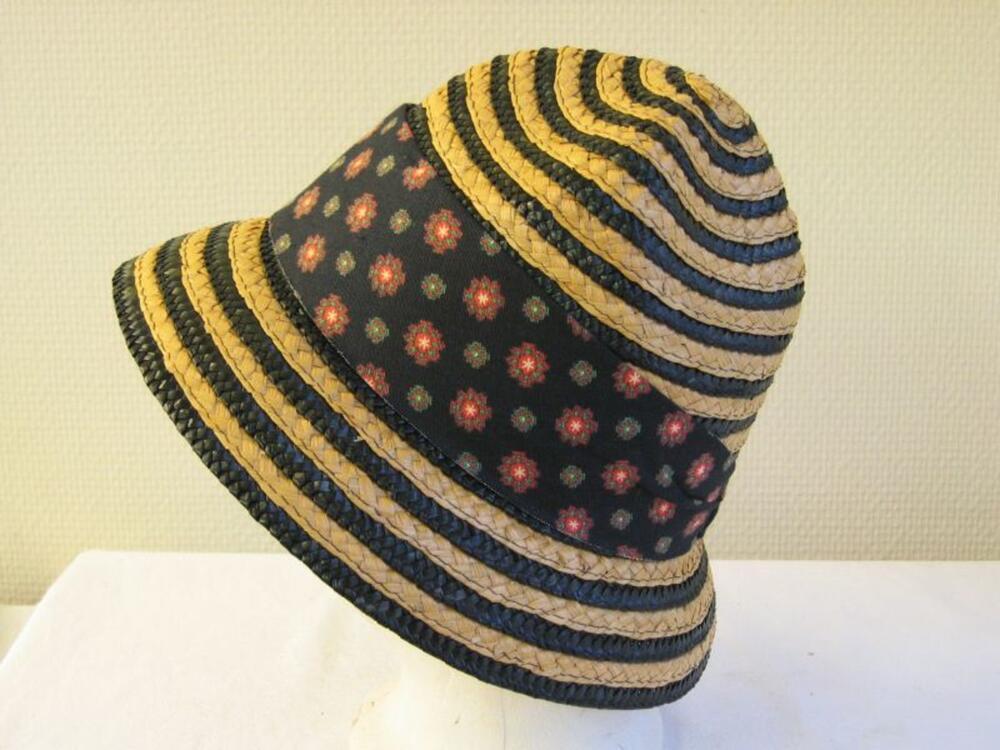 Hoed in natuurkleurige en zwarte raffia met gebloemd lint