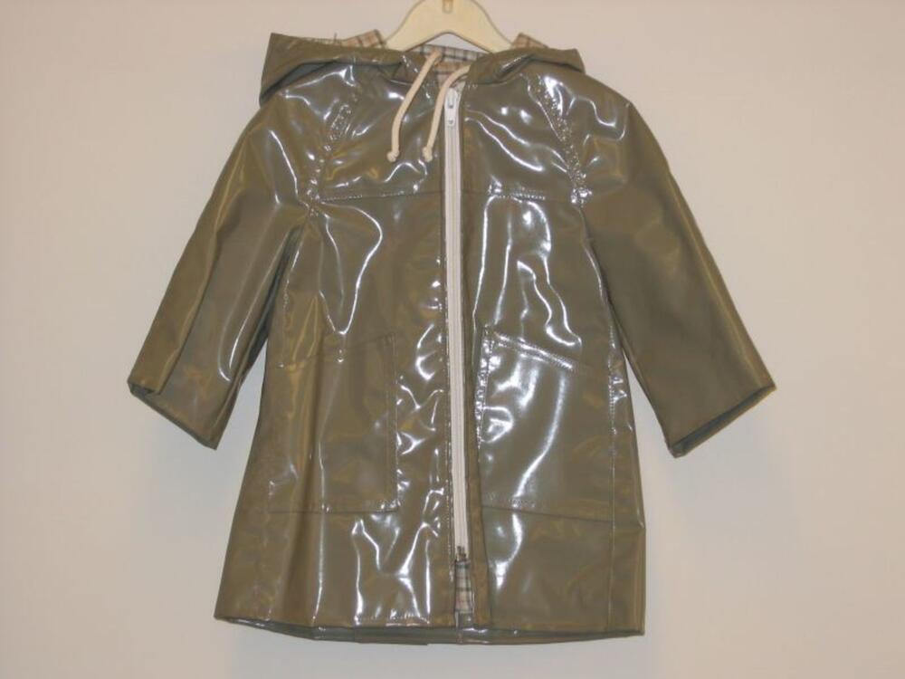 Regenjas in olijfgroene plastic