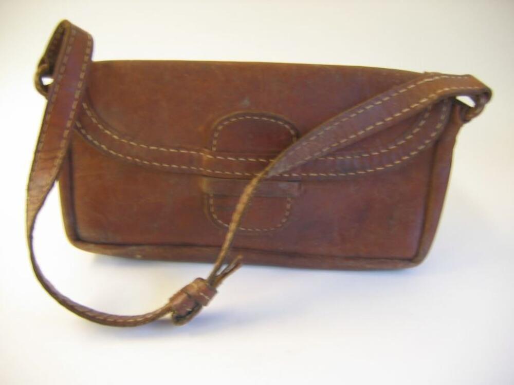 Handtas in bruin leer met sierstiksel