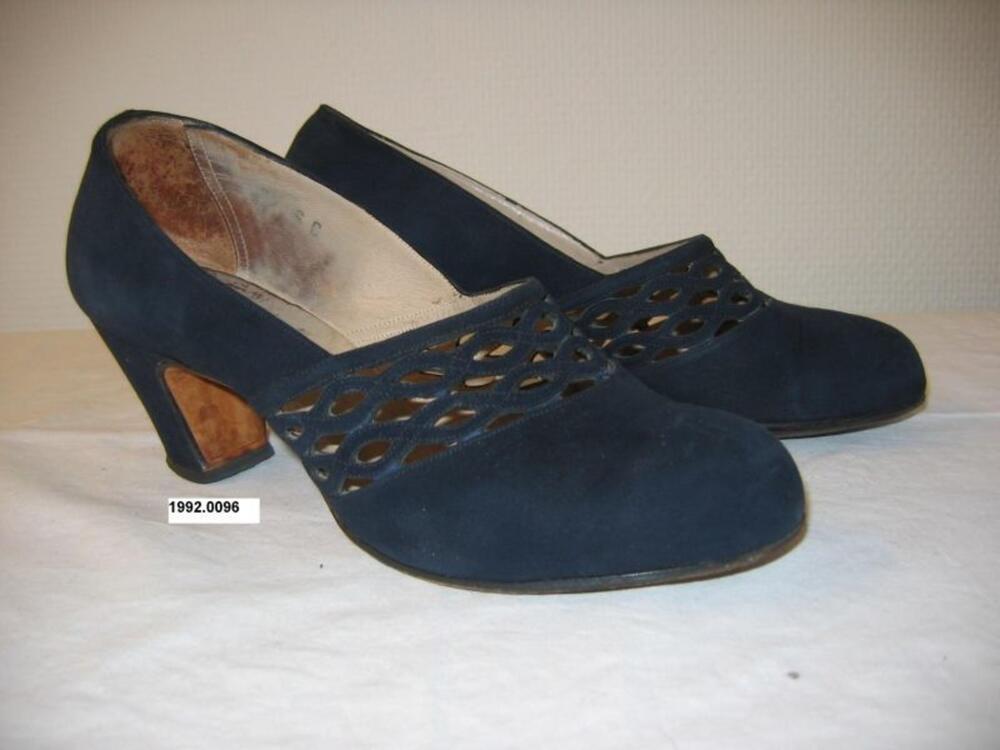 Schoenen in donkerblauwe suède met fantasieboord op de wreef