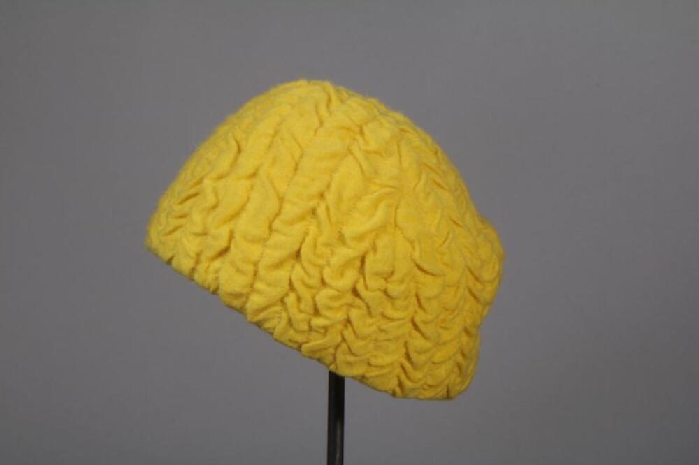 Hoed in geel tricot met cloqué-effect