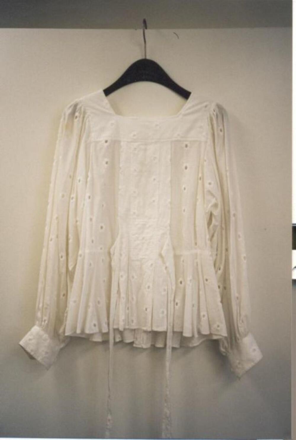 Blouse in witte katoen met open borduurwerk