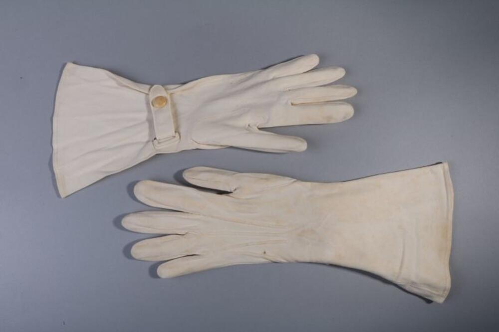 Een paar witte handschoenen