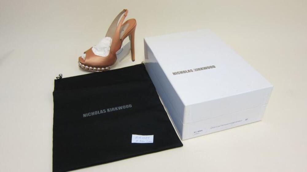 Leren slingbacks bekleed met roze satijn, schoenenzak en schoenendoos