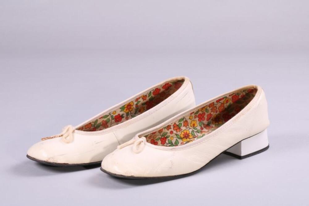 Witte schoenen met gebloemde binnenvoering