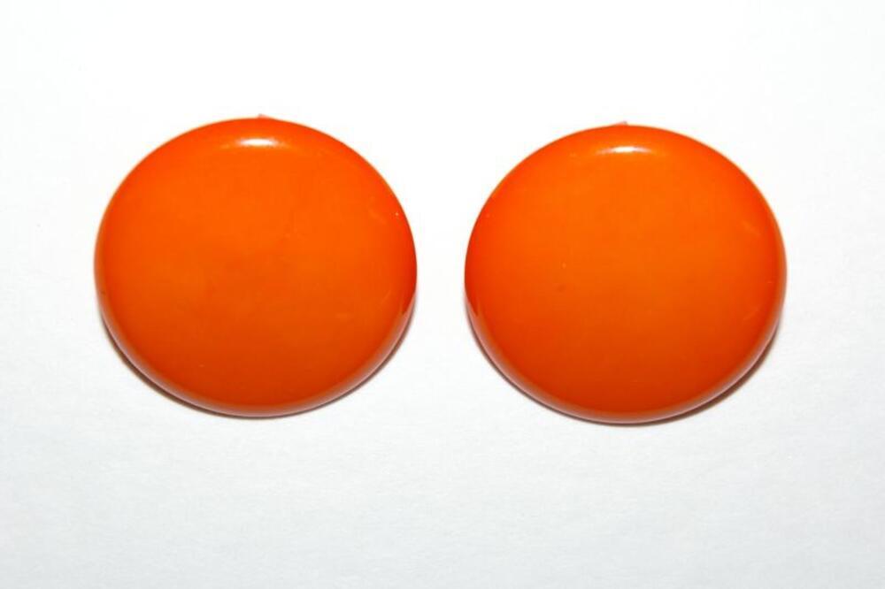 Oorbellen in oranje plastic