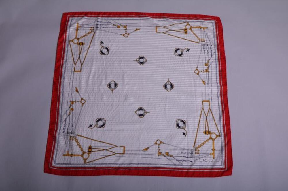 Vierkante foulard in wit met rode rand en marine motieven in synthetisch materiaal