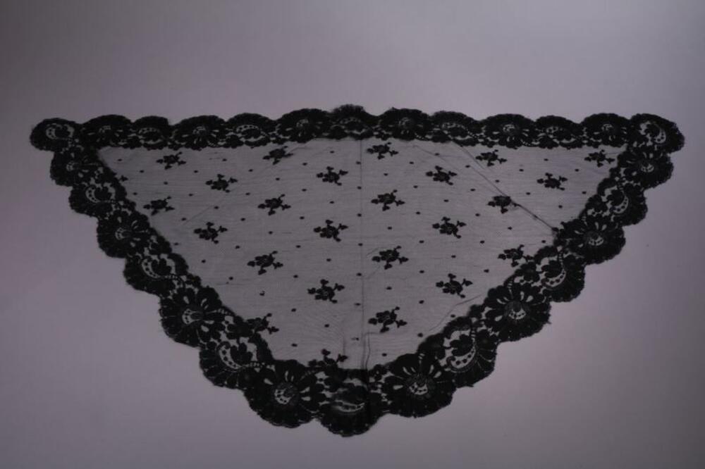 Mantilla in zwarte kant