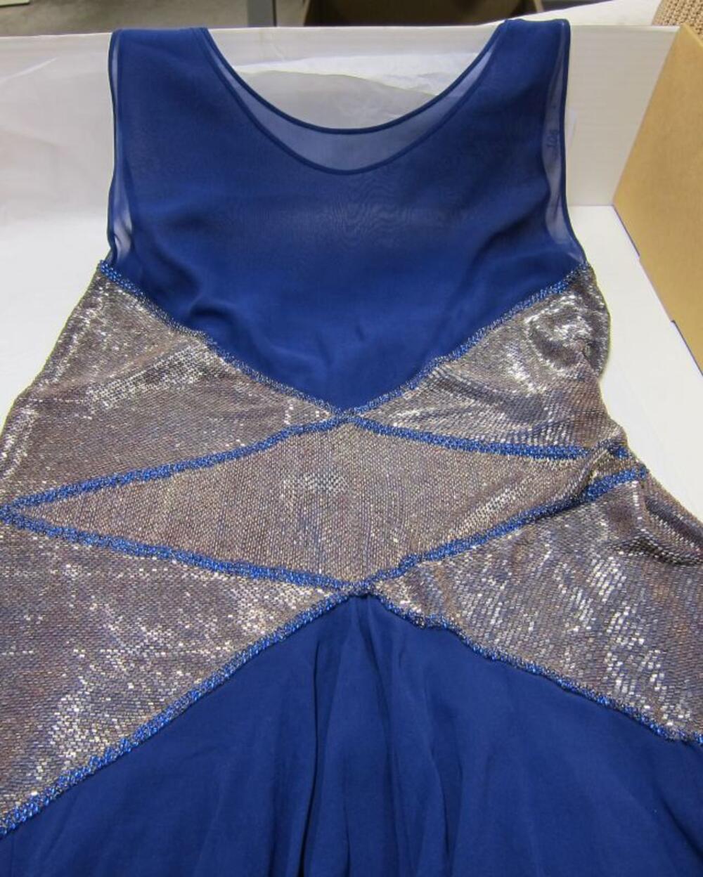 Jurk in blauwe chiffon met parelversiering