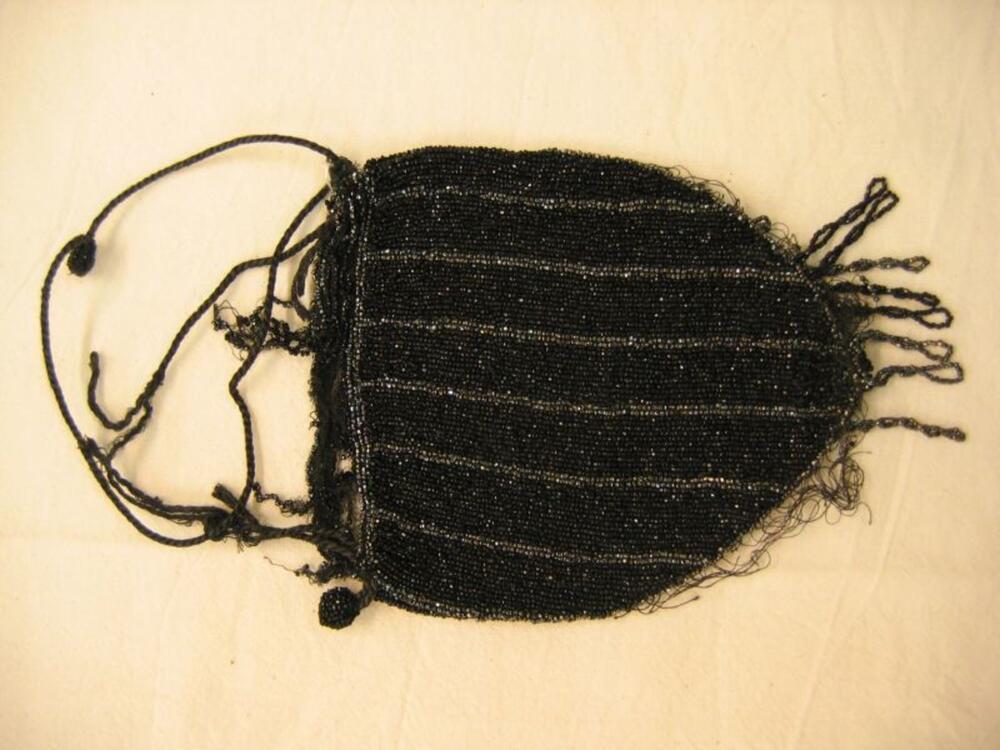 Handtas versierd met gitkralen