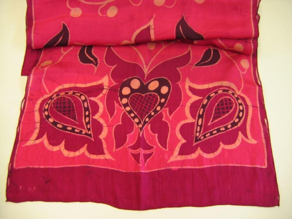 Foulard in fuchsiakleurige zijde met gebatikte motieven