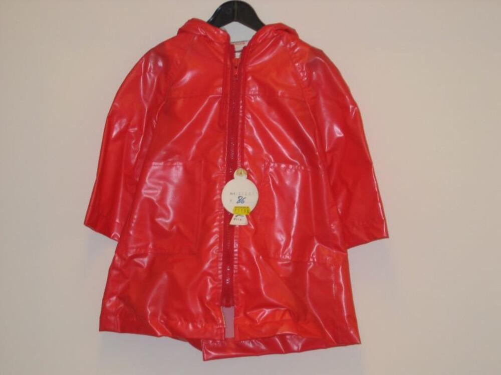 Regenjas in rode plastic