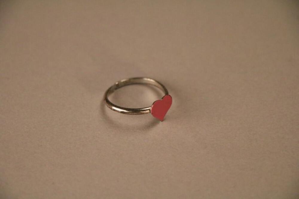 Ring in zilverkleurig metaal versierd met roze hart