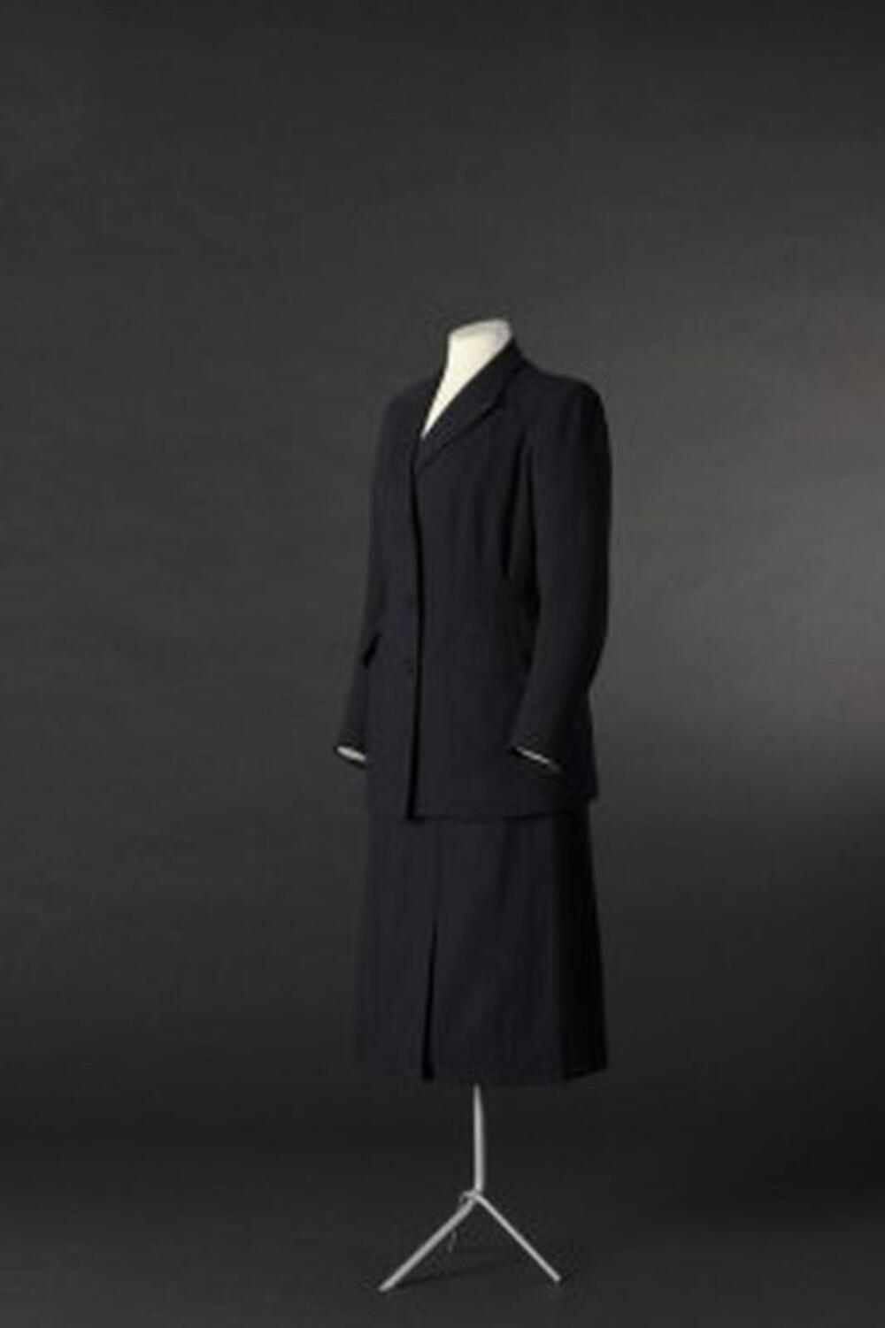 Donkerblauw mantelpak met krijtstreep bestaande uit jasje en rok