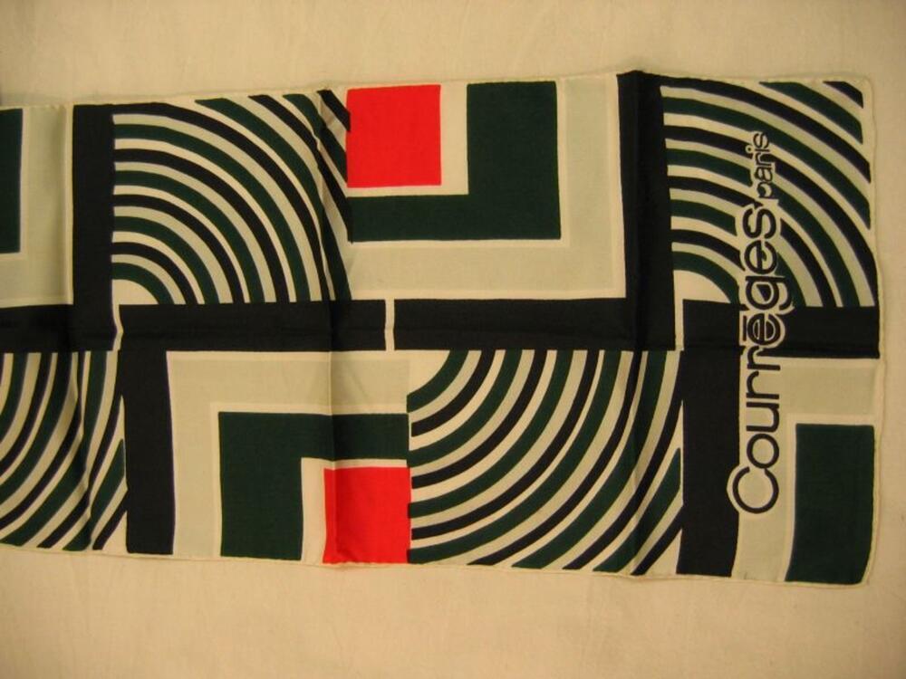 Foulard in ecru zijde met groene, zwarte en rode geometrische tekeningen