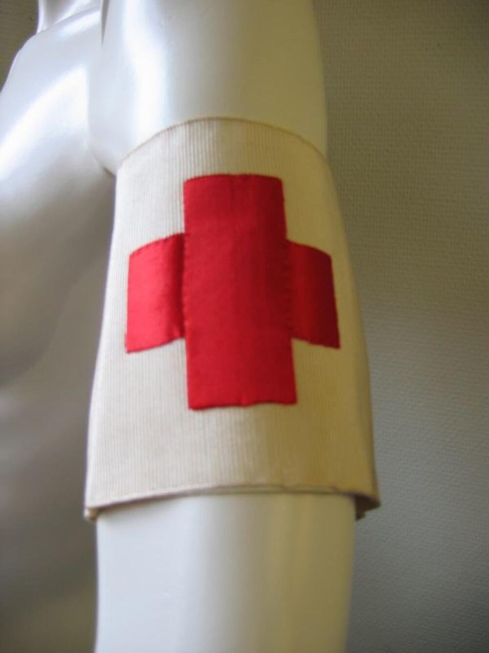 Armband van het Rode Kruis in écrukleurig, geribd satijn met rood, satijnen kruis