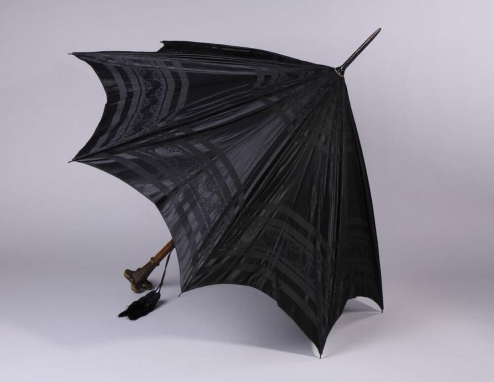 Parasol in zwart satijn met mat, gestreept motief