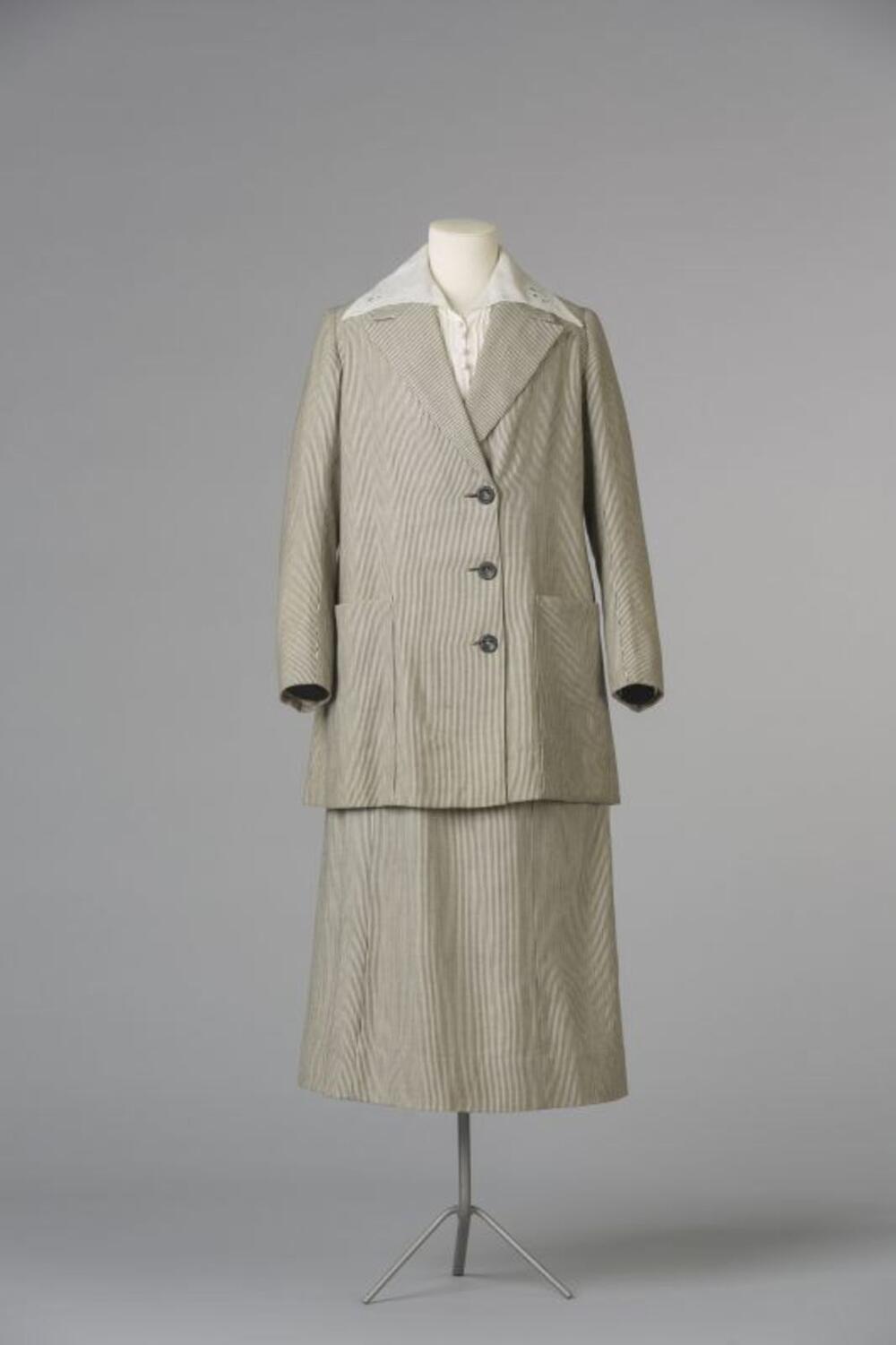 Ensemble bestaande uit jasje en rok met blauw en witte dunne strepen