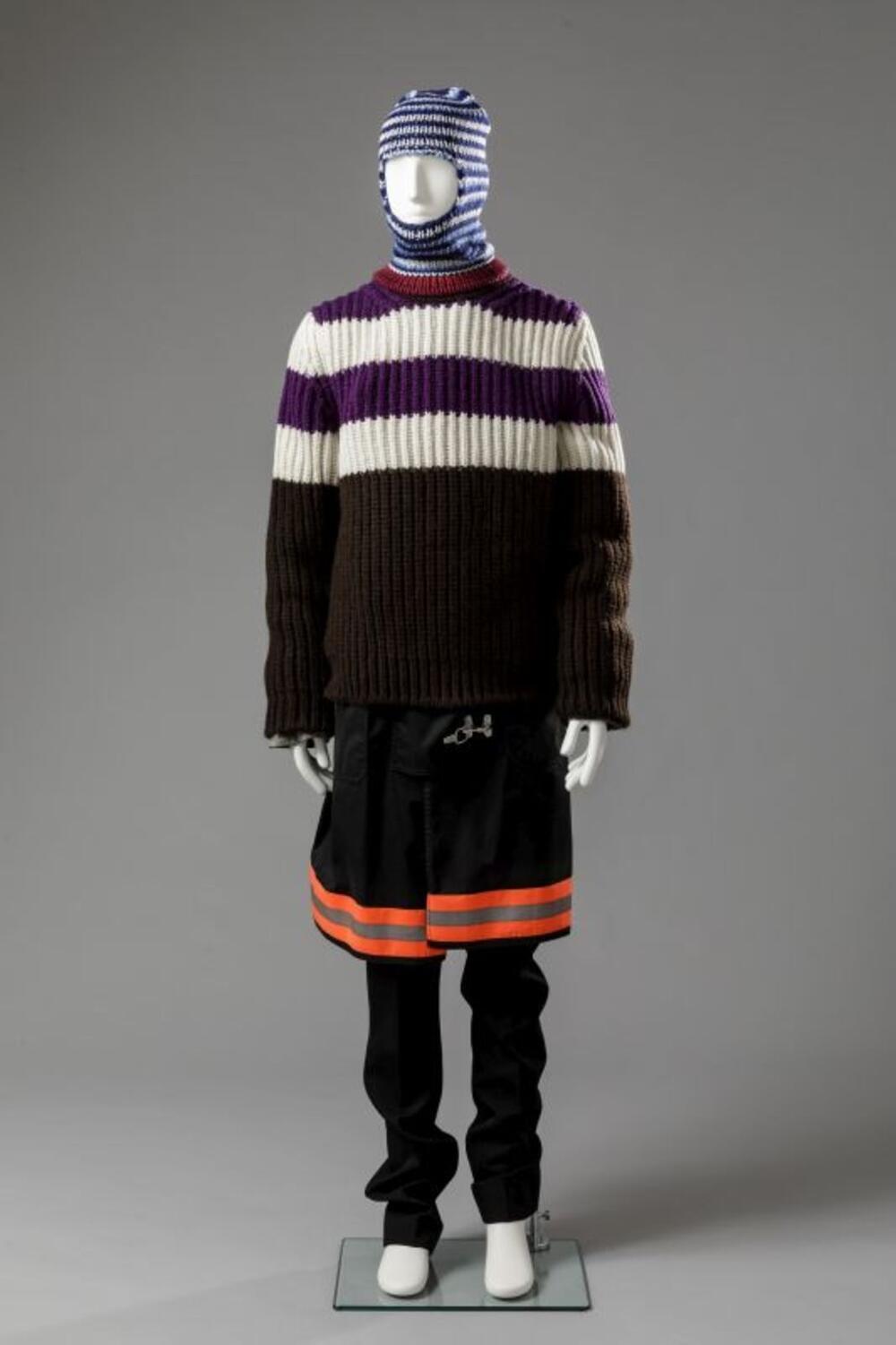 Ensemble bestaande uit mantel, broek, trui en muts