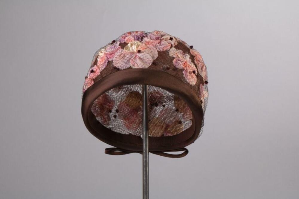 Hoed in bruin gaas met veelkleurige zijden bloemen en voile met pompons