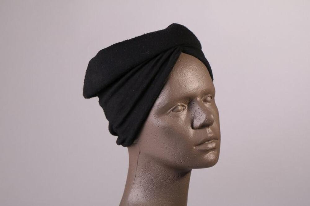 Hoed in zwarte tricot met muts