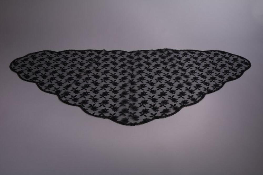 Zwarte driehoekige mantilla in synthetische kant