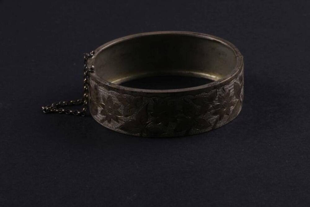 Brede armband in zilver met florale gravures