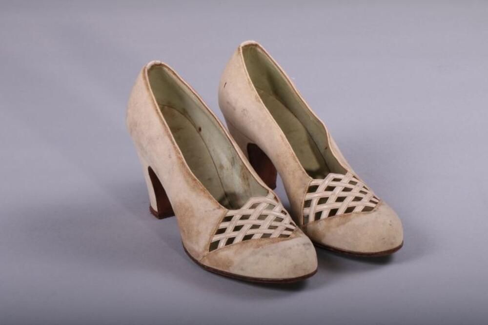 Pumps in witte nubuck met vlechtmotief op de wreef
