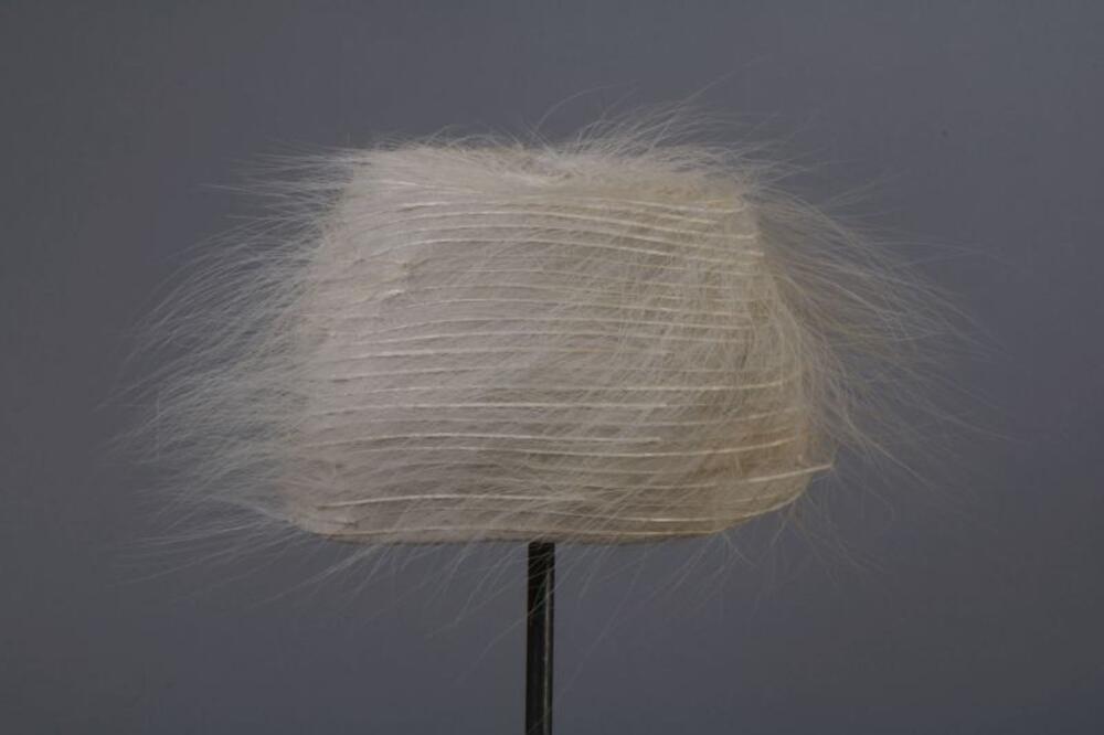 Toque met ecrukleurige veren