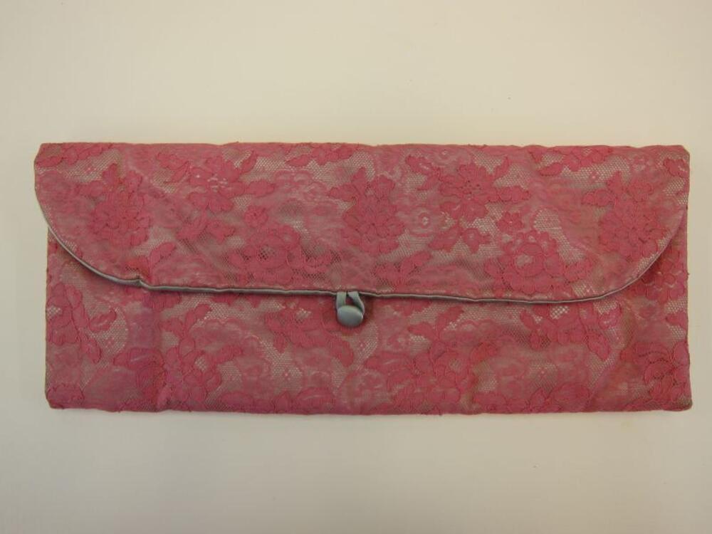 Langwerpige handschoenentas in roze tule